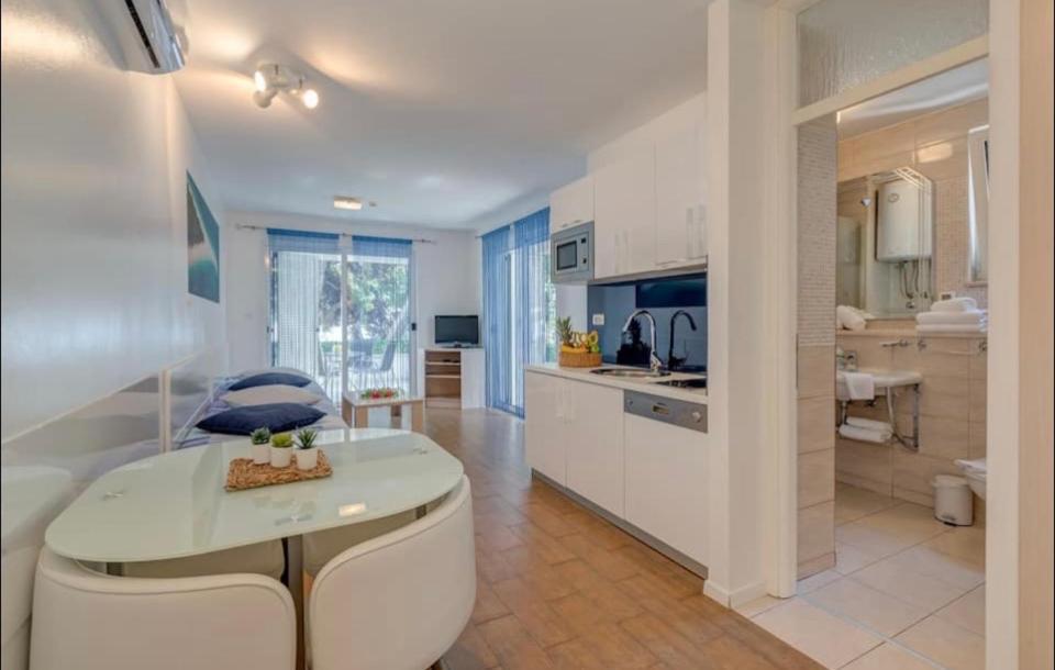 Apartment Promenade Zlatni Rat Бол Екстер'єр фото